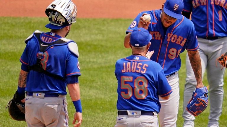 Mets starting pitcher Taijuan Walker (99) hands the ball to...