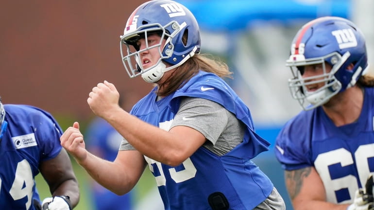 Giants' Nick Gates, center, participates in practice at the NFL...