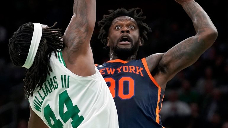 Knicks forward Julius Randle, right, shoots at the basket past...