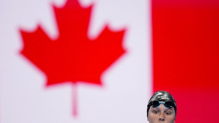 Summer McIntosh, of Canada, prepares for her women's 400-meter individual...