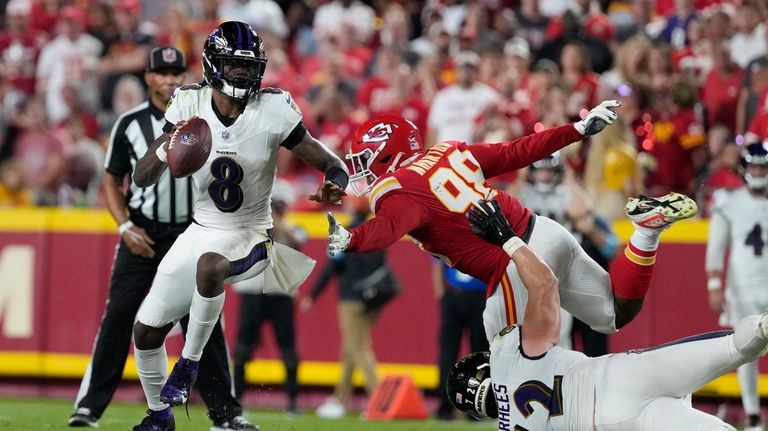 Baltimore Ravens quarterback Lamar Jackson (8) scrambles as Kansas City...