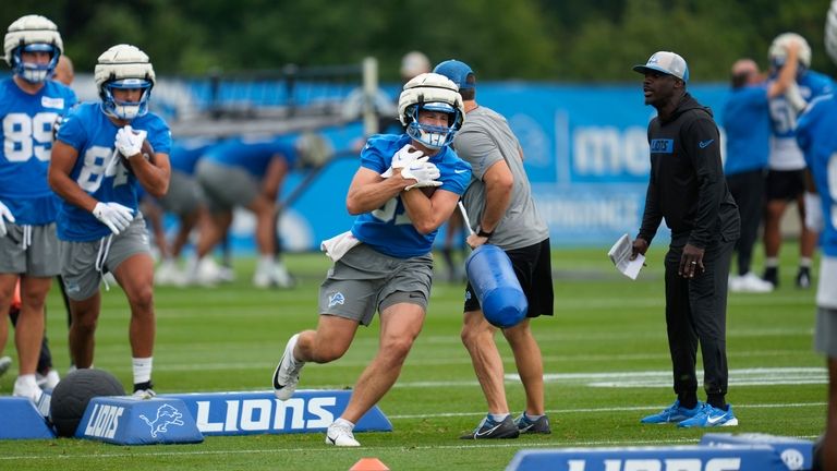 Detroit Lions tight end Sam LaPorta runs a drill during...