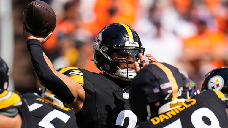 Pittsburgh Steelers quarterback Justin Fields (2) throws during the first...