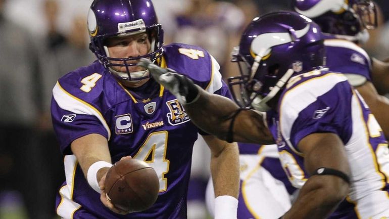 Vikings QB Brett Favre knocked out of Bills game with sprained