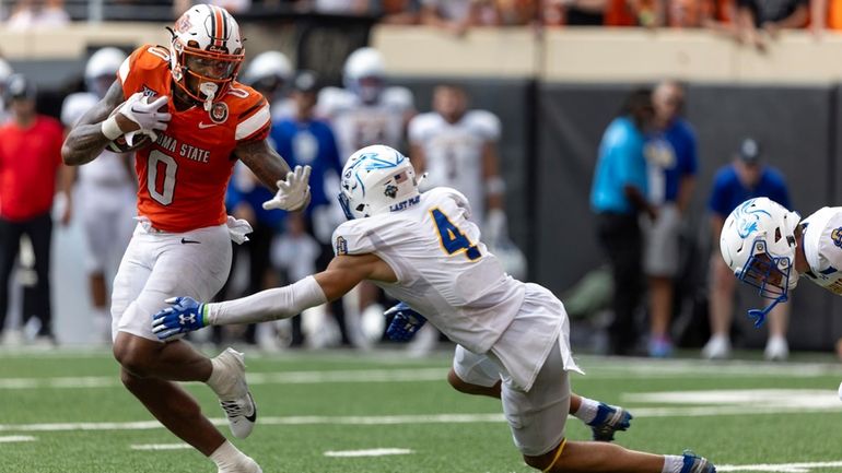 Oklahoma State running back Ollie Gordon II (0) runs past...