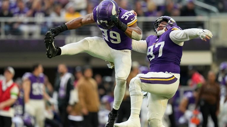 Minnesota Vikings linebacker Danielle Hunter (99) celebrates with defensive tackle...