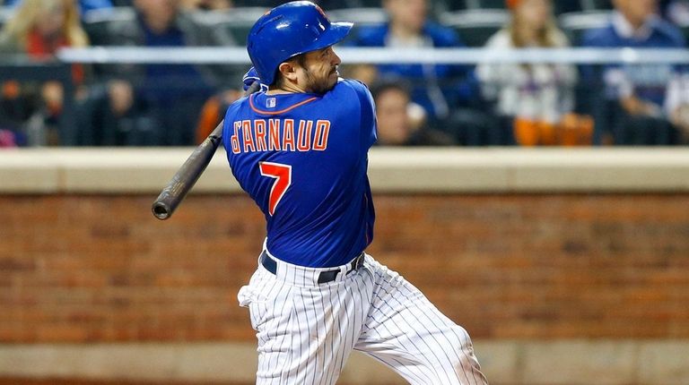 Travis d'Arnaud haunts Buck-less Mets again with big night; lifts