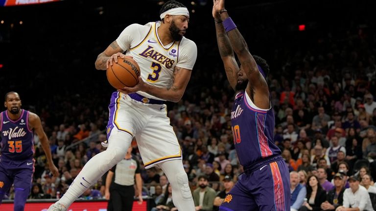 Los Angeles Lakers forward Anthony Davis (3) drives on Phoenix...