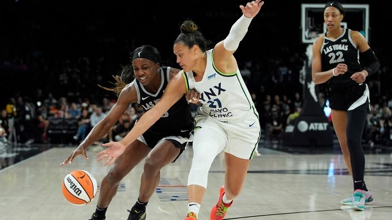 Minnesota Lynx guard Kayla McBride, right, guards Las Vegas Aces...