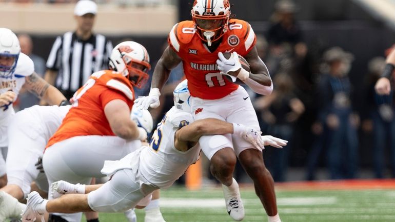 Oklahoma State running back Ollie Gordon II (0) runs the...