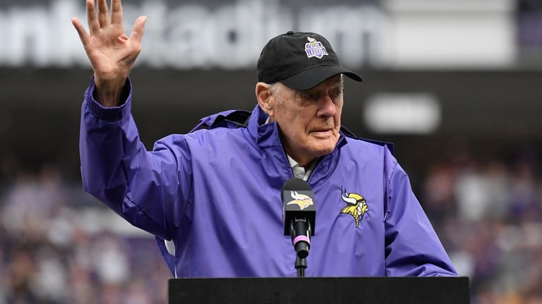 Hall of Fame head coach Bud Grant acknowledges the crowd...