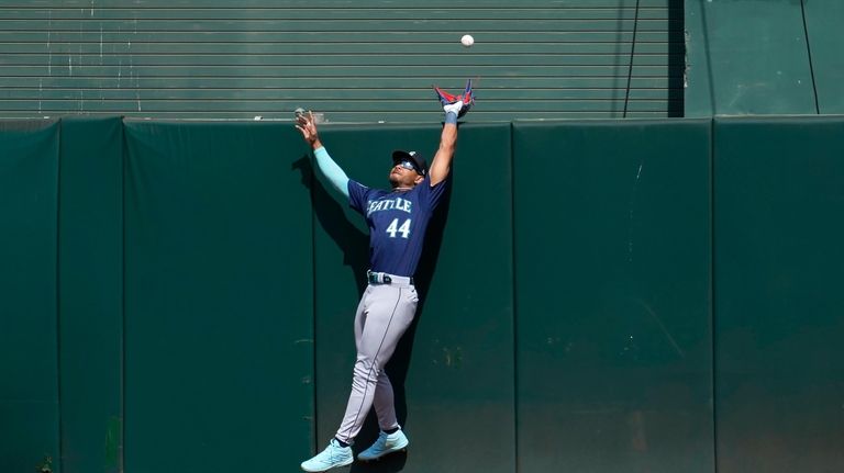 Seattle Mariners center fielder Julio Rodriguez (44) cannot catch a...