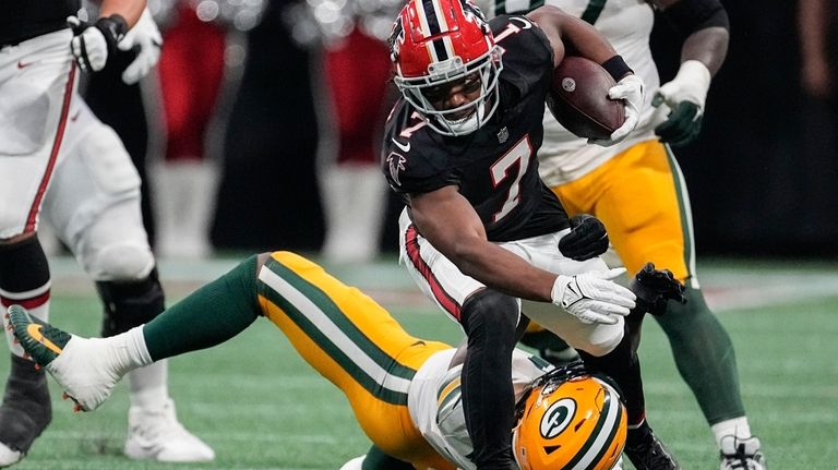 Atlanta Falcons running back Bijan Robinson (7) runs over Green...