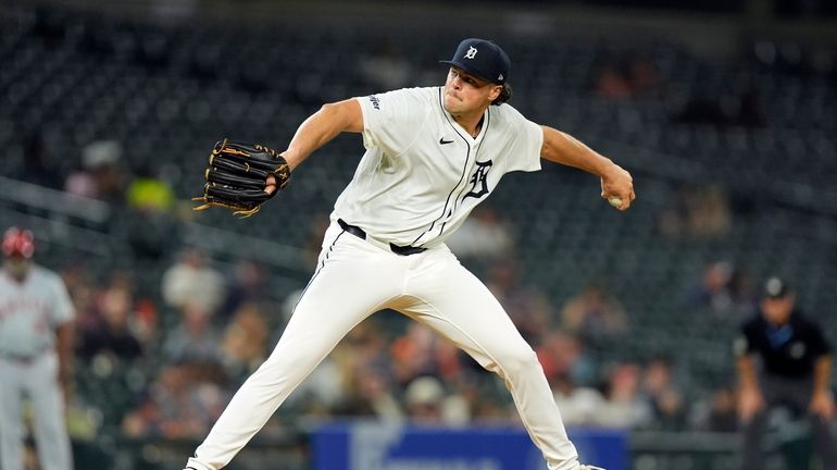 Detroit Tigers starting pitcher Brant Hurter throws during the second...