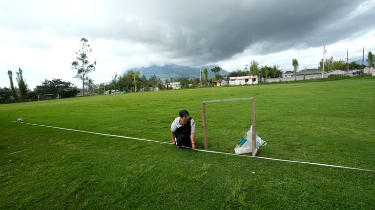 Sissa de la Cruz sets the limits of the field...