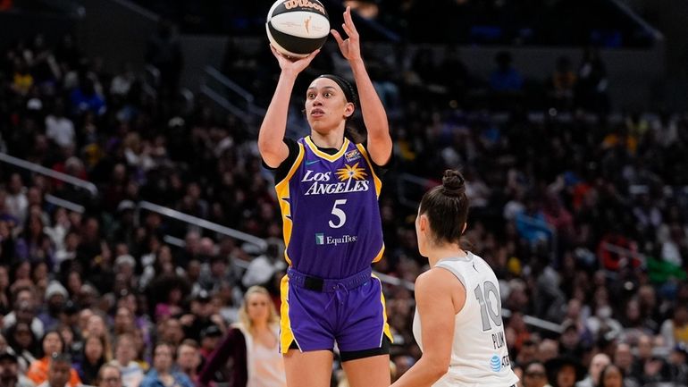 Los Angeles Sparks forward Dearica Hamby (5) shoots against Las...