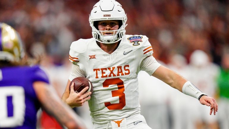 Texas quarterback Quinn Ewers (3) runs with the ball during...