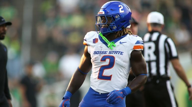 Boise State running back Ashton Jeanty warms up before an...