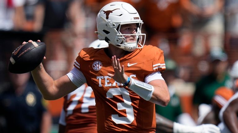 Texas quarterback Quinn Ewers (3) looks to pass against Colorado...