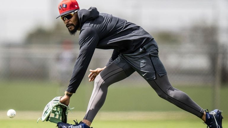 Minnesota Twins Byron Buxton (25) worked on drills in the...