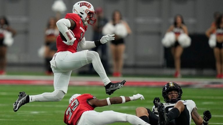 UNLV defensive back Jerrae Williams runs for a touchdown after...