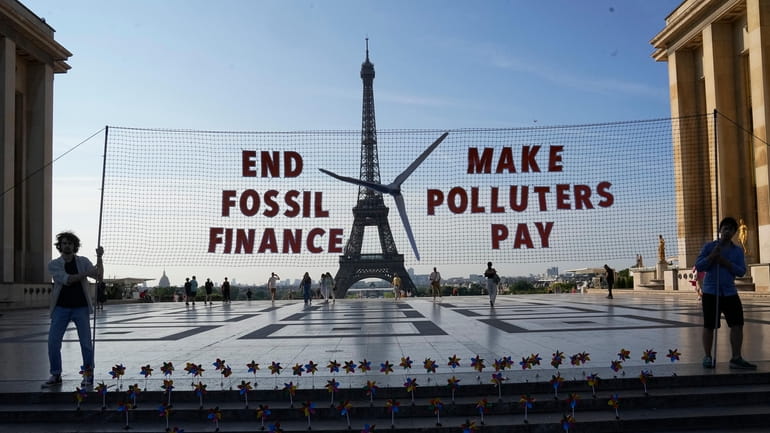 Climate activists stage a demonstration and transform the Eiffel Tower...
