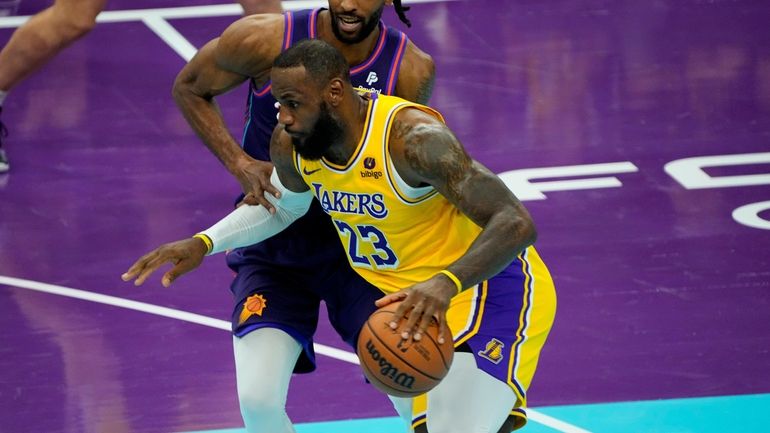 Los Angeles Lakers forward LeBron James (23) drives against the...