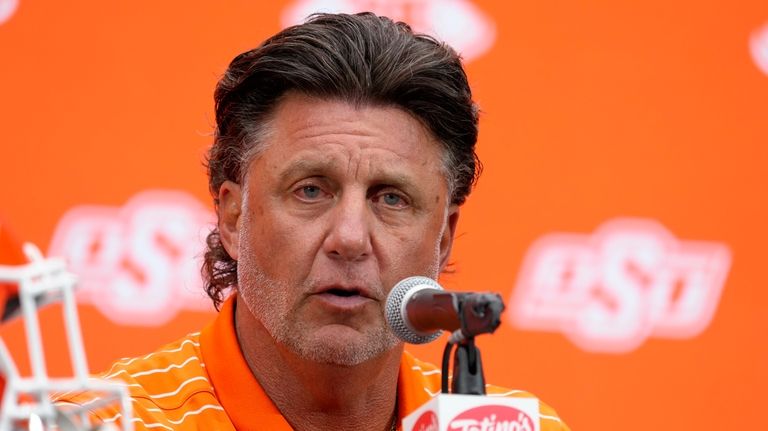 Oklahoma State head coach Mike Gundy speaks during the Big...