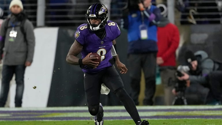 Baltimore Ravens quarterback Lamar Jackson (8) plays during the second...