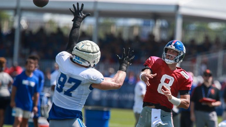 Giants quarterback Daniel Jones (8) against Detroit at the Quest Diagnostics...