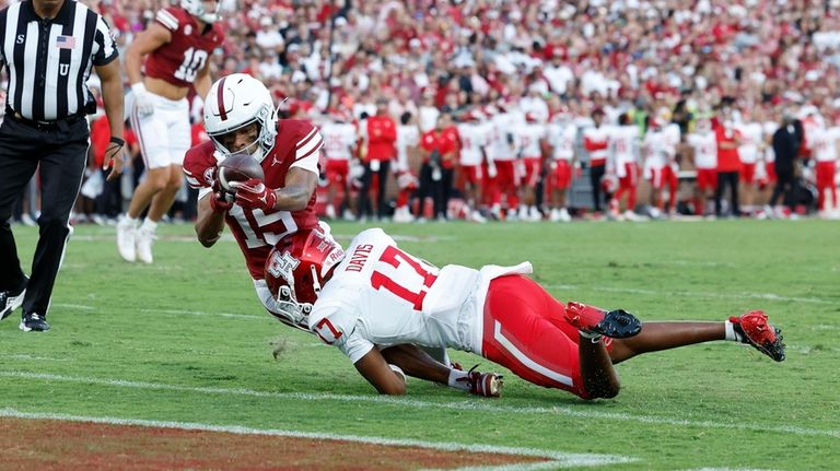 Oklahoma wide receiver Brenen Thompson (15) reaches and makes the...