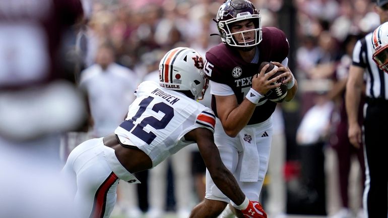 Auburn safety Caleb Wooden (12) sacks Texas A&M quarterback Conner...