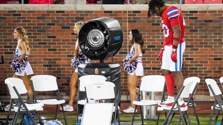 SMU linebacker Tarian Lee Jr. (40) reacts on the bench...