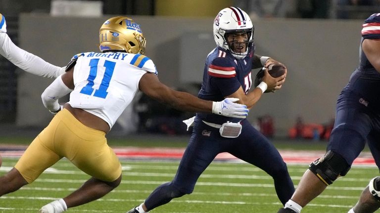 UCLA defensive lineman Gabriel Murphy (11) pressures Arizona quarterback Noah...