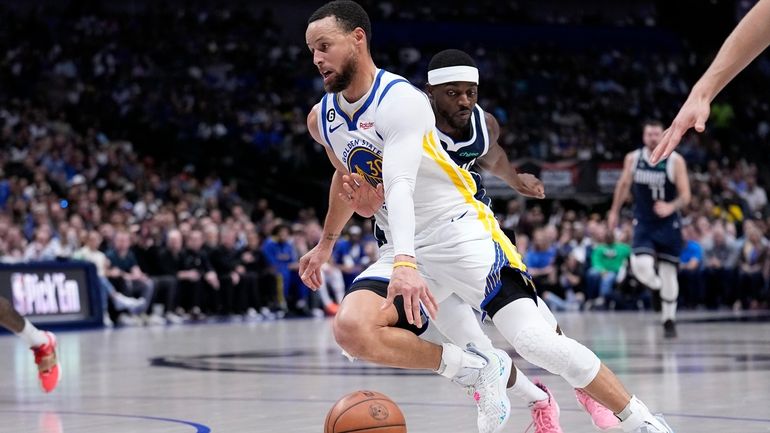 Golden State Warriors guard Stephen Curry (30) works to the...