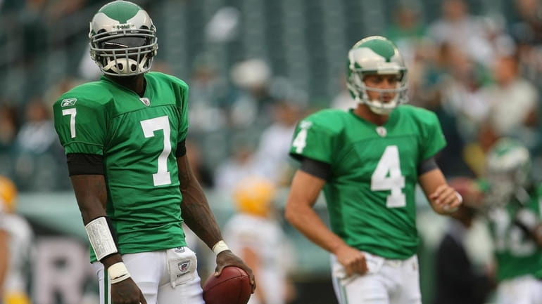 Vick takes over at QB, but Eagles lose to Packers - Newsday