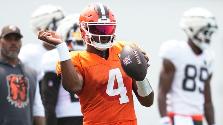 Cleveland Browns quarterback Deshaun Watson (4) simulates a pass during...