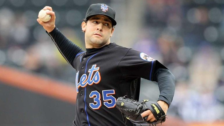 Dillon Gee #35 of the New York Mets pitches against...