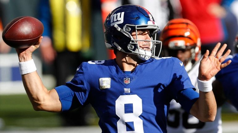 Giants quarterback Daniel Jones throws during the first half against the...