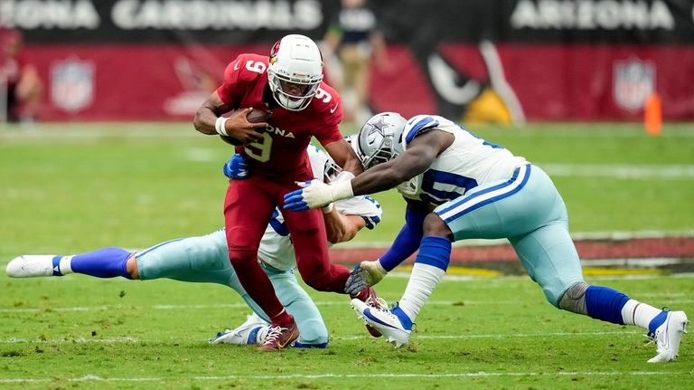 Arizona Cardinals quarterback Joshua Dobbs (9) runs against the Dallas...