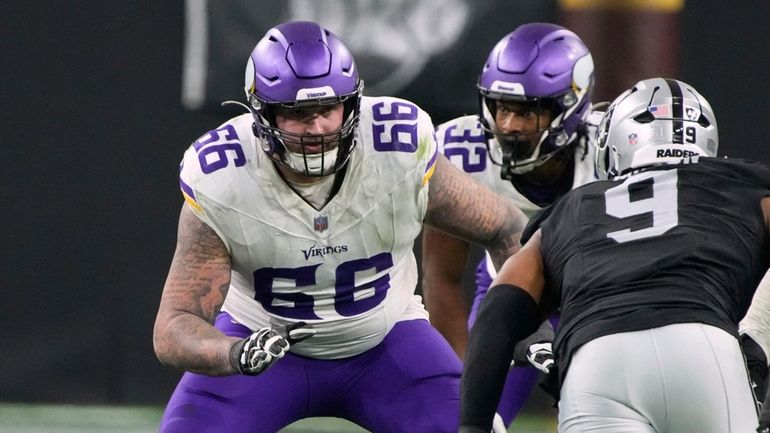 Minnesota Vikings guard Dalton Risner (66) lines up against the...