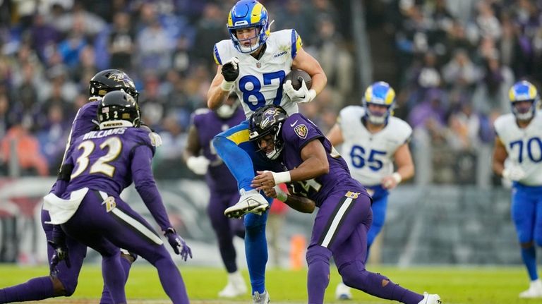 Los Angeles Rams tight end Davis Allen (87) tries to...