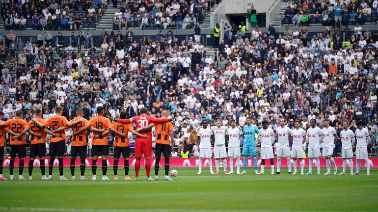 Last-place Antwerp bids farewell to the Champions League in style