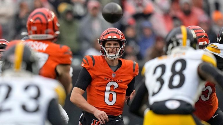 Cincinnati Bengals quarterback Jake Browning (6) throws a pass during...