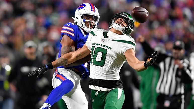 New York Jets wide receiver Allen Lazard (10) catches a...