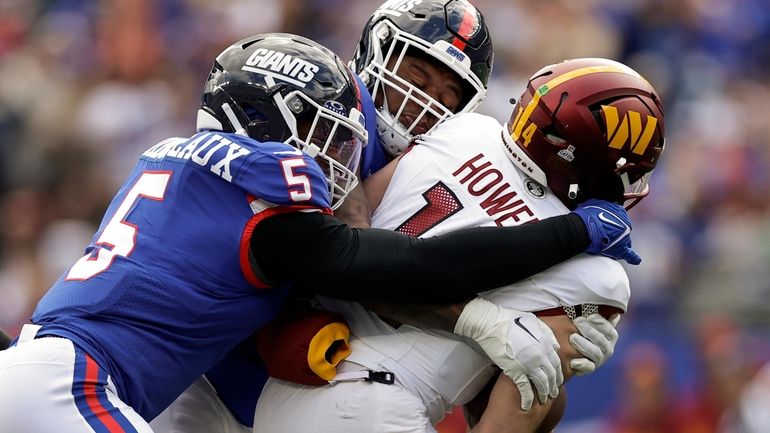 New York Giants linebacker Kayvon Thibodeaux (5) and defensive tackle...