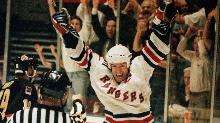 In this June 14, 1994 file photo, Rangers' Mark Messier...