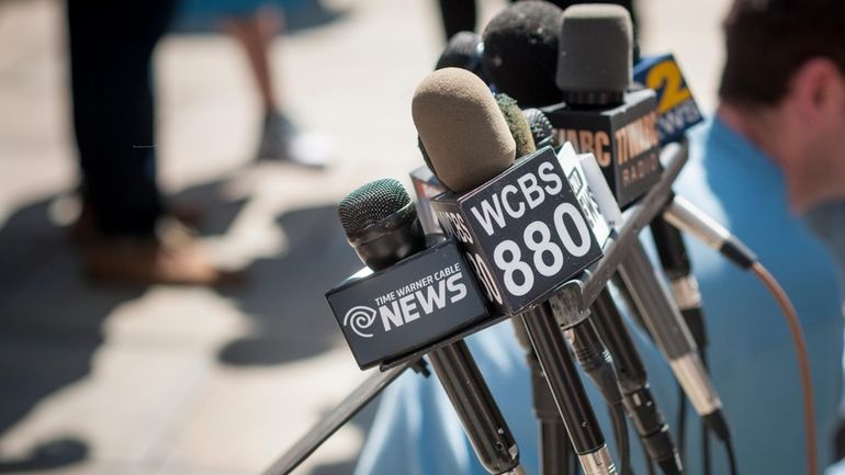 The all-news radio station WCBS/880 AM will sign off Aug....