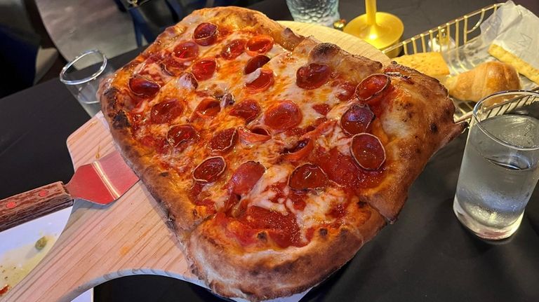 The pepperoni and hot honey flatbread at Mangia E Bevi...