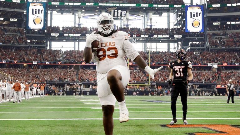 Texas Longhorns defensive lineman T'Vondre Sweat (93) strikes a pose...